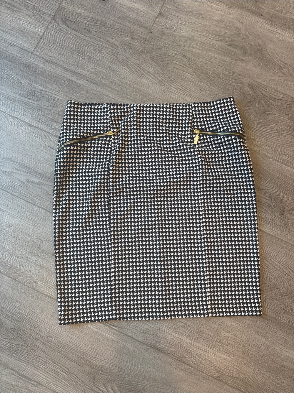 Alfani Houndstooth print stretch Pencil Skirt with Gold detail Sz 12 M7